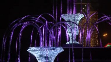 Gomel, Belarus - 11 Aralık 2018: Yeni yıl gece aydınlatma pınarlarına.