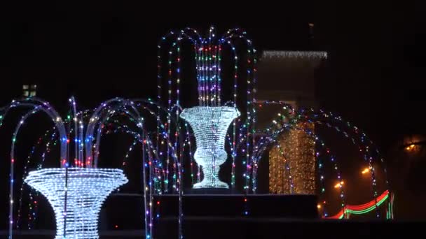 白俄罗斯戈梅利 2018年12月11日 新年夜晚照明中的喷泉 — 图库视频影像