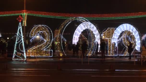 Gomel Bélaro Diciembre 2018 Tráfico Iluminación Nocturna Año Nuevo — Vídeo de stock