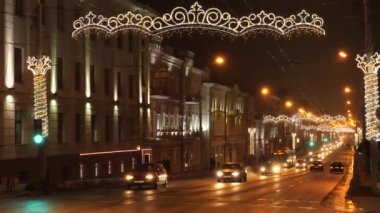 Gomel, Belarus - 11 Aralık 2018: Rating trafikte yeni yıl gece aydınlatma.