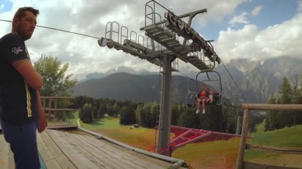 Auronzo Cadore Italie Août 2018 Une Fille Avec Enfant Monte — Video