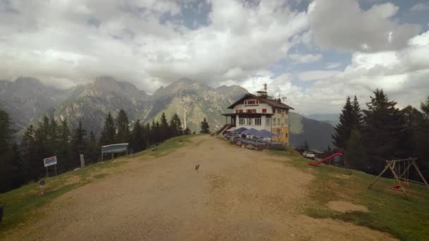 Auronzo Cadore Ιταλία Αυγούστου 2018 Πρόσφυγες Στην Κορυφή Του Βουνού — Αρχείο Βίντεο