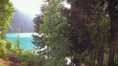 Auronzo di Cadore, İtalya güzel manzaralar dağ gölü tarafından.