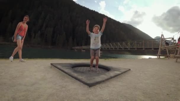 Auronzo Cadore Italië Augustus 2018 Een Kind Een Trampoline Een — Stockvideo