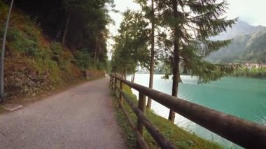 Auronzo di Cadore, İtalya güzel manzaralar dağ gölü tarafından.