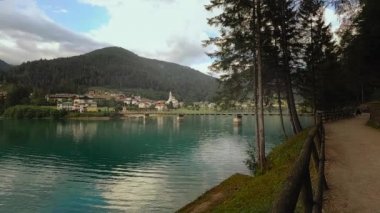 Auronzo di Cadore, İtalya güzel manzaralar dağ gölü tarafından.