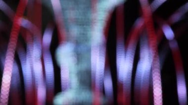 Yeni yıl gece aydınlatma renkli çalışan bokeh ışıklar.