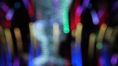 Yeni yıl gece aydınlatma renkli çalışan bokeh ışıklar.