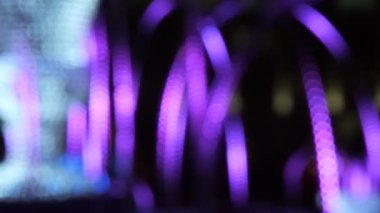 Yeni yıl gece aydınlatma renkli çalışan bokeh ışıklar.