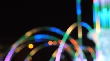 Yeni yıl gece aydınlatma renkli çalışan bokeh ışıklar.