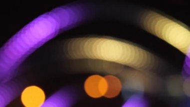 Yeni yıl gece aydınlatma renkli çalışan bokeh ışıklar.