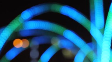 Yeni yıl gece aydınlatma renkli çalışan bokeh ışıklar.