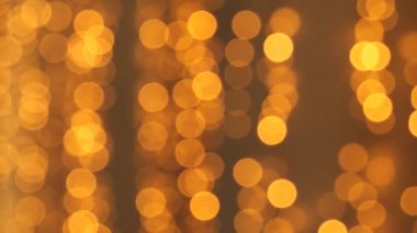 Yeni yıl gece aydınlatma renkli çalışan bokeh ışıklar.