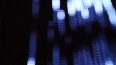Yeni yıl gece aydınlatma renkli çalışan bokeh ışıklar.