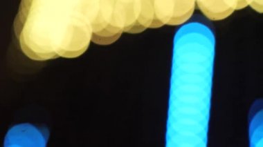 Yeni yıl gece aydınlatma renkli çalışan bokeh ışıklar.