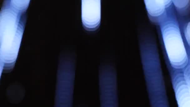 Kleurrijke lopende bokeh lichten in de Nieuwjaars nacht verlichting. — Stockvideo