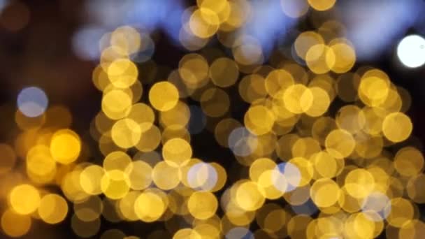 Lumières de bokeh de course colorées dans la nouvelle illumination de nuit de l'année . — Video