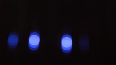 Yeni yıl gece aydınlatma renkli çalışan bokeh ışıklar.