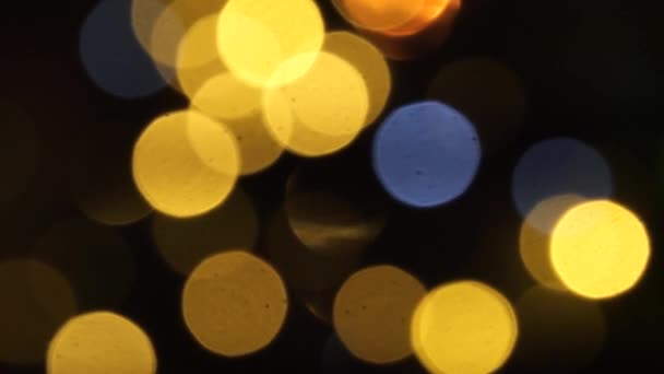 Πολύχρωμα τρέχοντας bokeh φώτα για το φωτισμό το βράδυ το νέο έτος. — Αρχείο Βίντεο