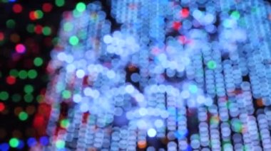 Yeni yıl gece aydınlatma renkli çalışan bokeh ışıklar.