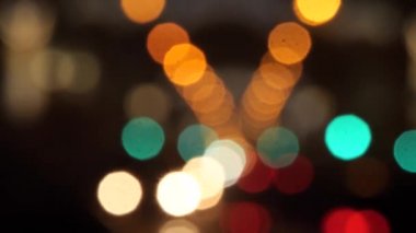 Yeni yıl gece aydınlatma renkli çalışan bokeh ışıklar.