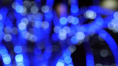 Yeni yıl gece aydınlatma renkli çalışan bokeh ışıklar.