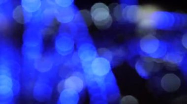 Yeni yıl gece aydınlatma renkli çalışan bokeh ışıklar.