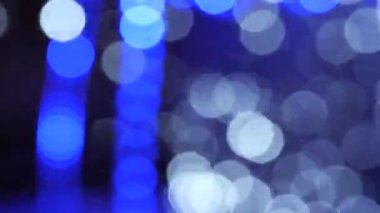 Yeni yıl gece aydınlatma renkli çalışan bokeh ışıklar.