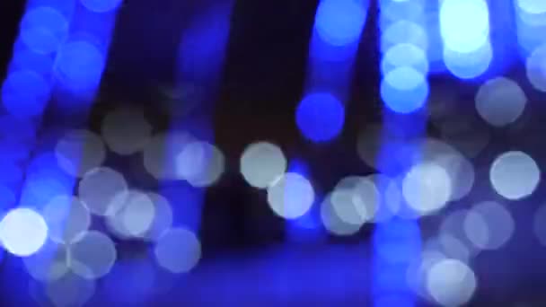 Kleurrijke lopende bokeh lichten in de Nieuwjaars nacht verlichting. — Stockvideo