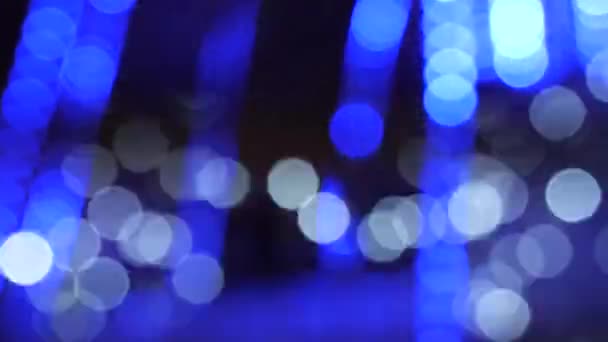 Luzes bokeh coloridas em execução na iluminação da noite do ano novo . — Vídeo de Stock