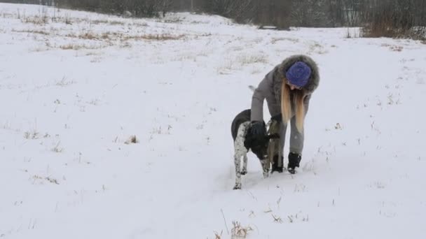 Piękna Wesoła Dziewczyna Spacery Psem Wskaźnik Śniegu — Wideo stockowe