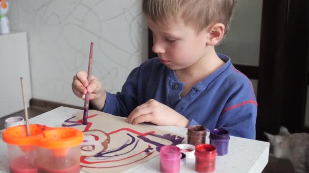 Kind Jongen Schildert Enthousiast Met Aquarellen Papier — Stockvideo