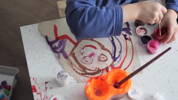 Αγόρι Παιδί Ενθουσιωδώς Ζωγραφίζει Νερομπογιές Χαρτί — Αρχείο Βίντεο