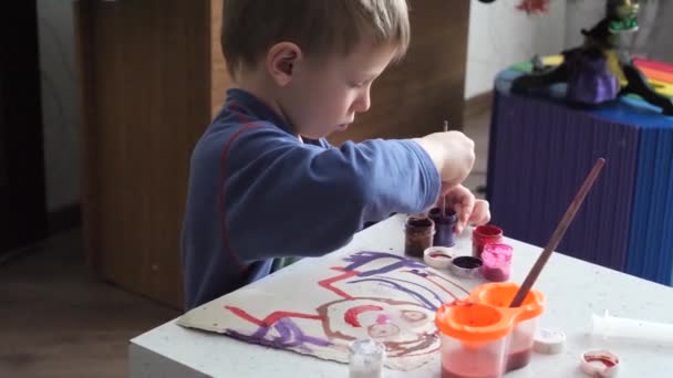 Fiú Gyermek Lelkesen Festékek Akvarell Papír — Stock videók
