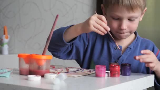 Menino Criança Entusiasticamente Pinta Com Aquarelas Papel — Vídeo de Stock