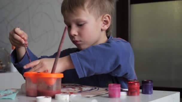 Menino Criança Entusiasticamente Pinta Com Aquarelas Papel — Vídeo de Stock