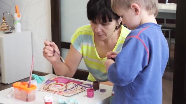 子少年熱狂的に紙に水彩で絵を描く — ストック動画