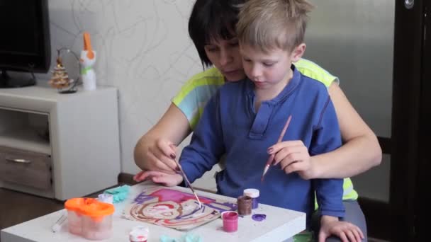 Niño Niño Con Entusiasmo Pinta Con Acuarelas Sobre Papel — Vídeos de Stock