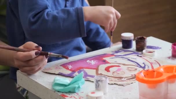 Menino Criança Entusiasticamente Pinta Com Aquarelas Papel — Vídeo de Stock