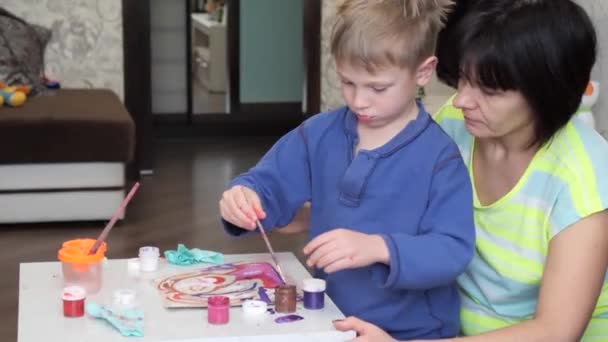 Menino Criança Entusiasticamente Pinta Com Aquarelas Papel — Vídeo de Stock