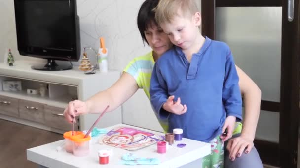 Menino Criança Entusiasticamente Pinta Com Aquarelas Papel — Vídeo de Stock