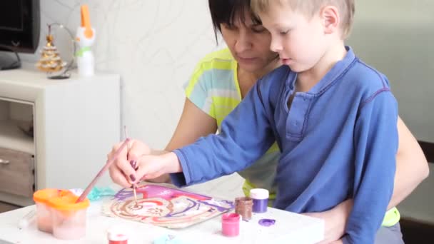 Dítě Chlapec Nadšením Maluje Akvarely Papíře — Stock video