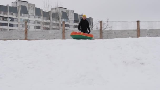 Enfants Roulent Hiver Avec Toboggan Tubulaire — Video