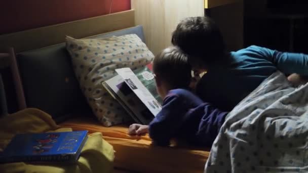 Kinderen Lezen Een Boek Bed Bij Nacht — Stockvideo