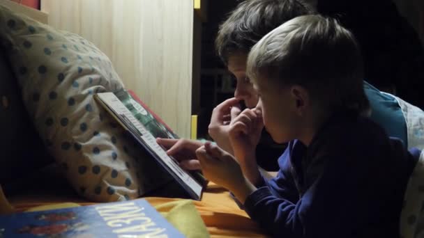 Niños Leen Libro Cama Por Noche — Vídeo de stock