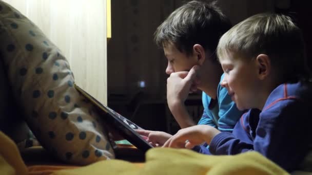 Kinderen Lezen Een Boek Bed Bij Nacht — Stockvideo