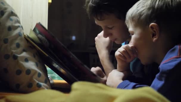 Niños Leen Libro Cama Por Noche — Vídeos de Stock