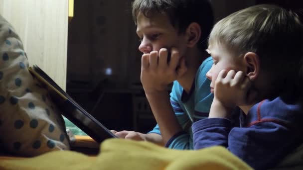Kinder Lesen Nachts Bett Ein Buch — Stockvideo