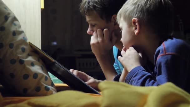 Les Enfants Lisent Livre Lit Nuit — Video