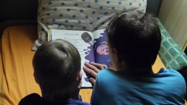 Niños Leen Libro Cama Por Noche — Vídeos de Stock